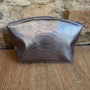 🔥NEW🔥La Prairie Croc embossed Metallic Cosmetic Bag Super cute! price firm!